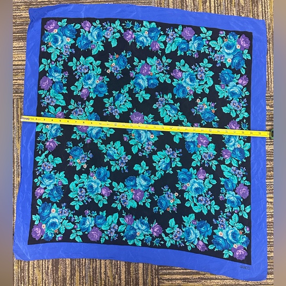 WOW POSHMARK - Authentic Gucci Scarf - Picture 9 of 16